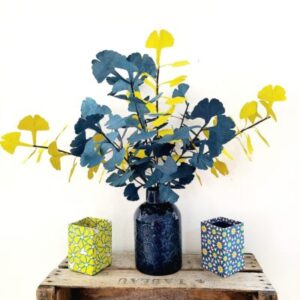 Joli bouquets de branches de ginkgo bleues et jaunes