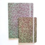 carnets recouverts de papier népalais au motif floral violet et vert