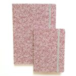 carnets recouverts de papier népalais aux joli motif floral rouge et taupe