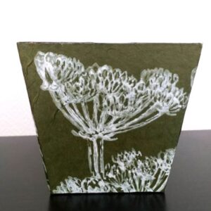 Grand pot à crayons  – Décor papier népalais motif fleurs blanches sur fond vert