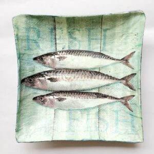 Coupelle carrée en papier mâché  – Décor trois poissons sardines