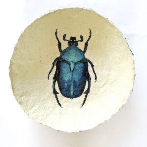 Bol / coupe en papier mâché décoré d’un joli motif de scarabée bleu