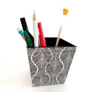 Grand pot à crayons  – Décor papier népalais motif zébrures noir et blanc