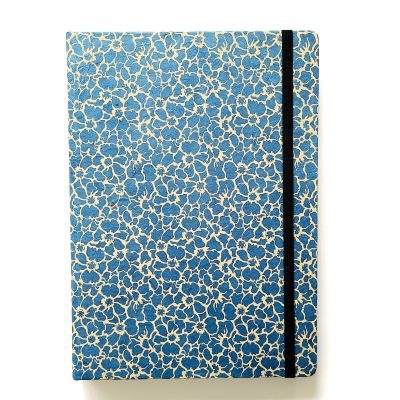 Carnet sketchbook A4 fleurs beiges fond bleu
