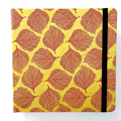 carnet croquis sketchbook carré feuilles rouges fond moutarde